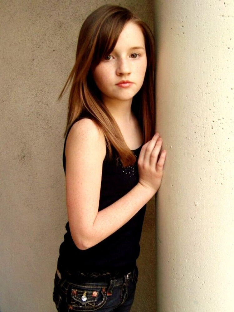 Kaitlyn Dever Early Career 8.5 x 11 Candid Color Photograph Art Print Photo Collectibles:Photographic Images:Photographs Style Your Walls